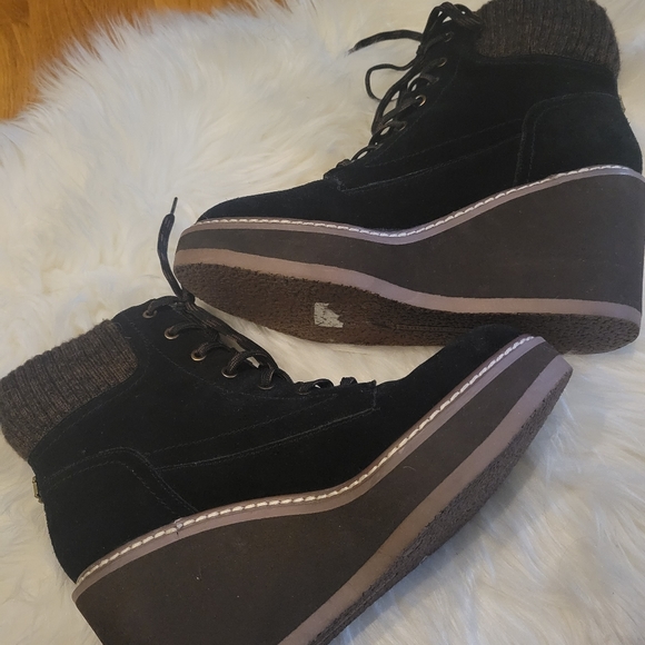 TOMMY HILFIGER SOLENNE BLACK SUEDE WEDGE BOOTIES - Picture 7 of 9